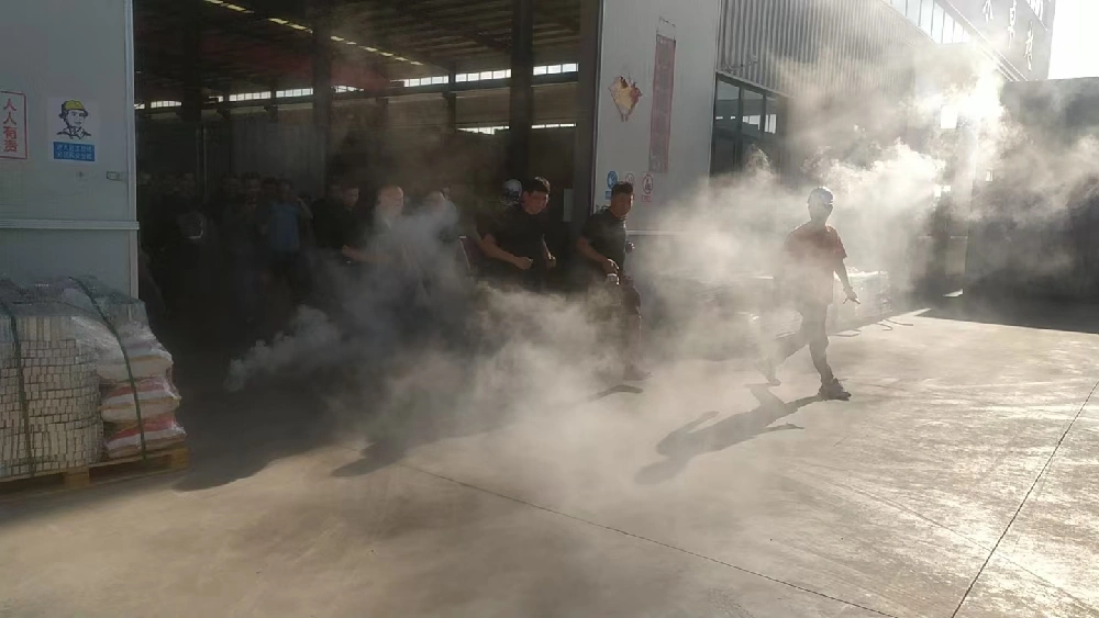 Condurre addestramento per la sicurezza e escara per fortificare la linea di difesa della sicurezza della produzione